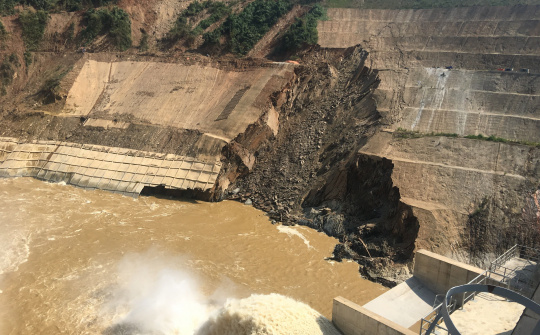 Mái đào hạ lưu đập thủy điện Trung  Sơn sạt lở nghiêm trọng