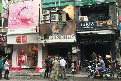 2 người già mắc kẹt trong vụ cháy tiệm bánh ở phố tây Bùi Viện 