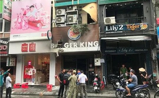 2 người già mắc kẹt trong vụ cháy tiệm bánh ở phố tây Bùi Viện 
