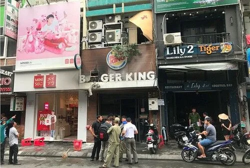 2 người già mắc kẹt trong vụ cháy tiệm bánh ở phố tây Bùi Viện 
