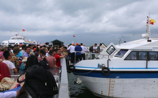 Quảng Ninh đưa khách du lịch trên biển và các đảo về đất liền