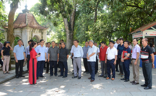 Đoàn đại biểu Bộ Khoa học và Công nghệ nước CHDCND Lào dâng hương tưởng niệm các Vua Hùng