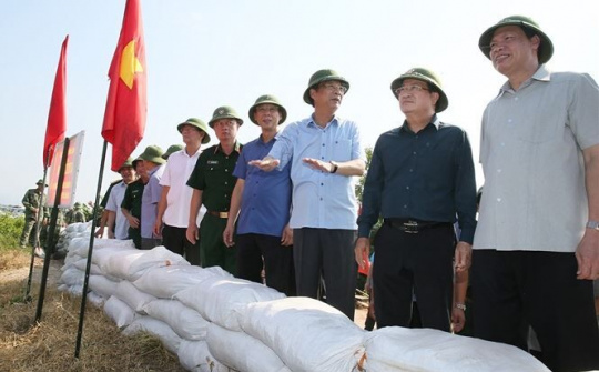 Phó thủ tướng Trịnh Đình Dũng kiểm tra công tác chuẩn bị ứng phó bão số 6 tại Quảng Ninh