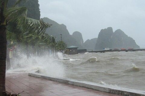 Cấm biển, cấm cầu, dừng sản xuất, cho trẻ nghỉ học, khẩn trương sơ tán dân