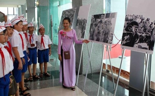 Photo exhibition marks Fidel’s historic visit to Vietnam