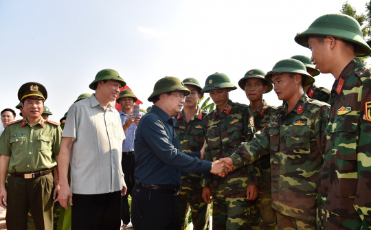 Chùm ảnh: Phó Thủ tướng thị sát, đôn đốc ứng phó Bão số 6