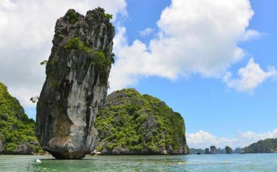 Fishing banned at Ha Long Bay to protect World Heritage site