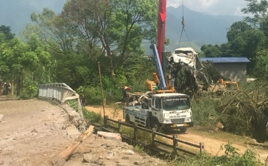 Concrete mixer truck-car crash kills 13 in Lai Chau