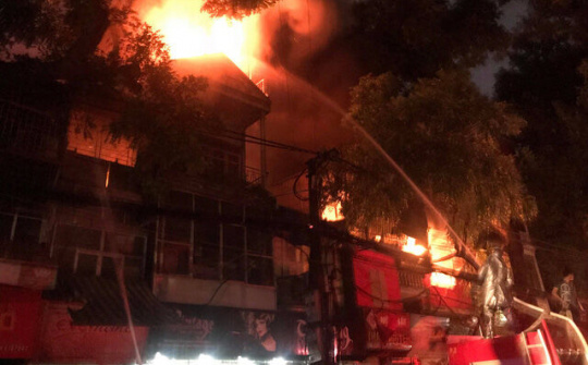 Hà Nội: Cháy lớn gần BV Nhi Trung ương, nhiều ngôi nhà bị thiêu rụi