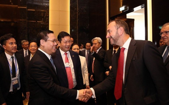 Deputy PM talks with over 50 business leader