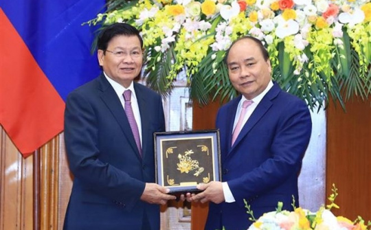 PM Nguyen Xuan Phuc greets Lao counterpart on sidelines of WEF ASEAN