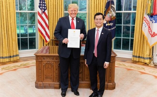 Đại sứ Hà Kim Ngọc trình Quốc thư lên Tổng thống Donald Trump