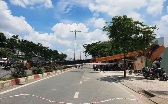 Sài Gòn: Xe cẩu lật chắn ngang đại lộ Phạm Văn Đồng, nhiều người hoảng loạn