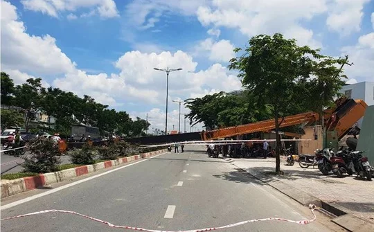 Sài Gòn: Xe cẩu lật chắn ngang đại lộ Phạm Văn Đồng, nhiều người hoảng loạn