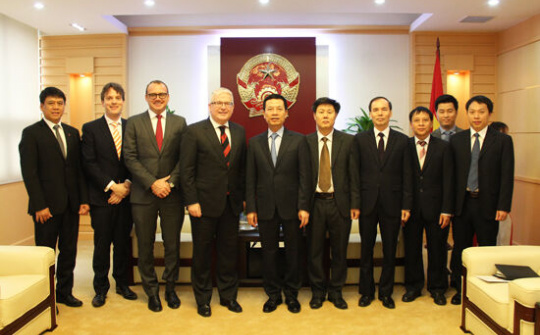 Quyền Bộ trưởng Nguyễn Mạnh Hùng tiếp Đại sứ toàn quyền Australia tại Việt Nam