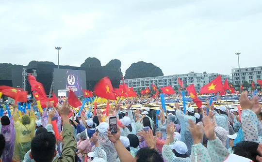 Biển người ở Quảng Ninh vỡ oà niềm vui khi học sinh tỉnh nhà vô địch Olympia