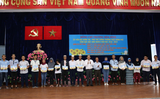 Phó Thủ tướng trao học bổng cho học sinh đồng bào thiểu số tại TPHCM