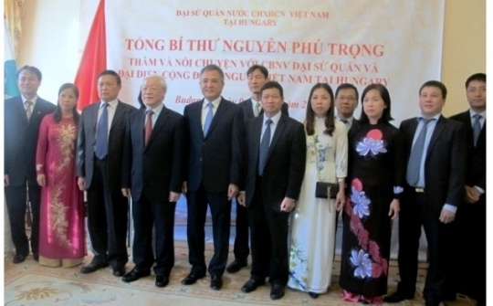 Party chief visits representatives of Vietnamese community in Hungary