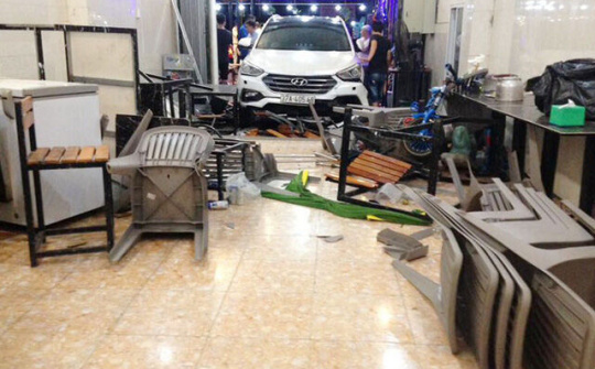 Hà Tĩnh: Santafe mất lái khiến 6 người nhập viện cấp cứu