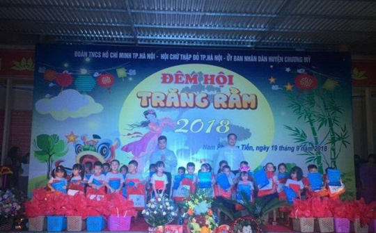Trung Thu đến sớm với trẻ em 'rốn lũ' Chương Mỹ