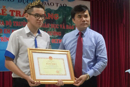 Bộ trưởng Bộ GD&ĐT tặng Bằng khen cho nhà vô địch Đường lên đỉnh Olympia 2018