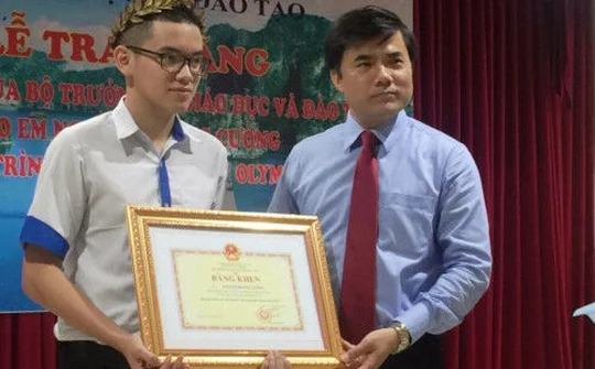Bộ trưởng Bộ GD&ĐT tặng Bằng khen cho nhà vô địch Đường lên đỉnh Olympia 2018
