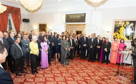 US vows to deepen ties with Vietnam