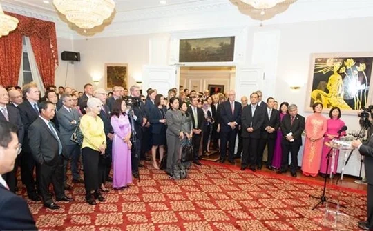 US vows to deepen ties with Vietnam