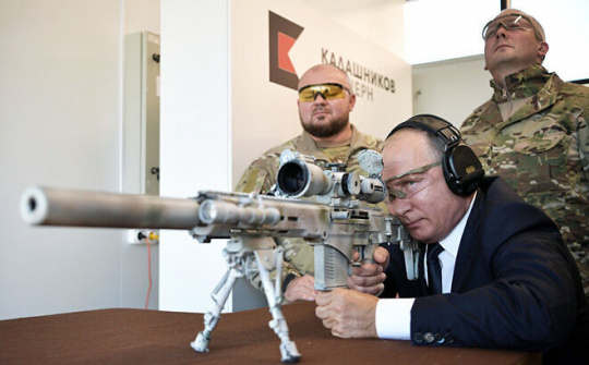 Tổng thống Putin đích thân thử súng trường loại mới