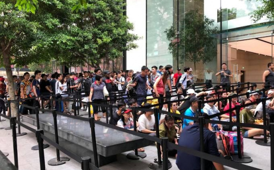 Hàng trăm người 'ăn trực nằm chờ' trước giờ mở bán iPhone Xs