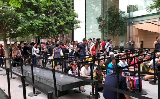 Hàng trăm người 'ăn trực nằm chờ' trước giờ mở bán iPhone Xs