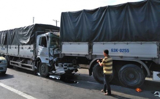 Tiền Giang: 4 xe tải tông liên hoàn trên Quốc lộ 1A, 2 người mắc kẹt trong cabin