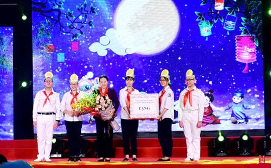 Chủ tịch Quốc hội tặng quà Trung thu trẻ em Hà Nội