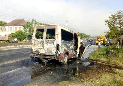 Hà Tĩnh: Đâm vào dải phân cách bốc cháy, 2 vợ chồng chủ xe khách nguy kịch