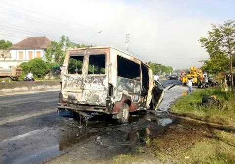 Hà Tĩnh: Đâm vào dải phân cách bốc cháy, 2 vợ chồng chủ xe khách nguy kịch