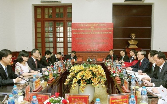 Vietnam, China court sectors enhance collaboration