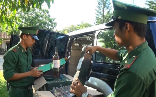 Quảng Trị: Bắt vụ vận chuyển 480 chai rượu lậu
