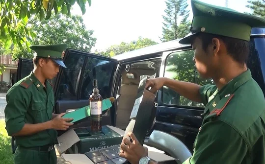Quảng Trị: Bắt vụ vận chuyển 480 chai rượu lậu
