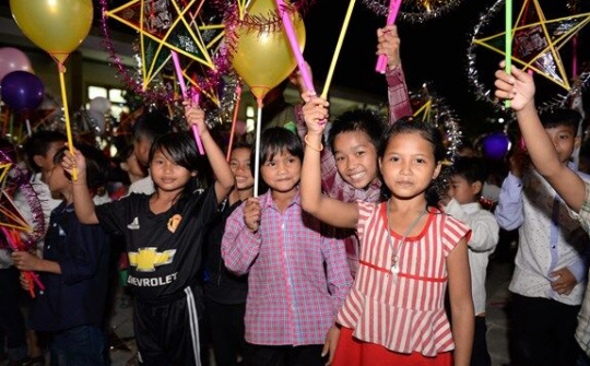 Mang 'Vầng trăng yêu thương' đến với trẻ em nghèo vùng cao huyện Kỳ Sơn