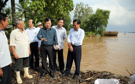 Phó Thủ tướng Trịnh Đình Dũng kiểm tra tình hình lũ ở ĐBSCL