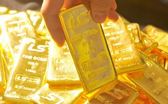 Giá vàng trong nước đắt hơn giá vàng thế giới gần 3 triệu đồng mỗi lượng