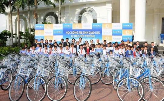 Trao học bổng 'An sinh giáo dục – xe đạp đến trường' cho trẻ em hiếu học ở Vĩnh Long