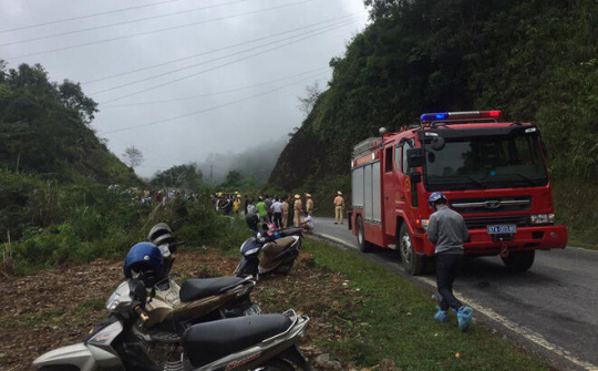 Xe 7 chỗ lao xuống vực sâu 100m trên đèo Giàng, 5 người bị thương