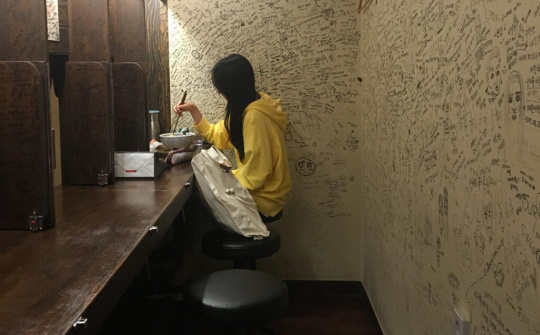 Nền văn hóa 'cô đơn' của giới trẻ Hàn Quốc: Ăn uống, du lịch và cưới một mình 