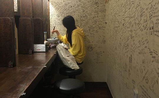 Nền văn hóa 'cô đơn' của giới trẻ Hàn Quốc: Ăn uống, du lịch và cưới một mình 