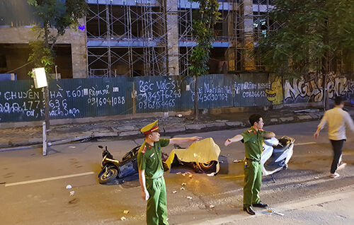 Hà Nội: Sắt rơi từ công trình trên đường Lê Văn Lương khiến 1 phụ nữ tử vong