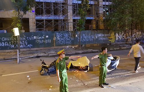 Hà Nội: Sắt rơi từ công trình trên đường Lê Văn Lương khiến 1 phụ nữ tử vong