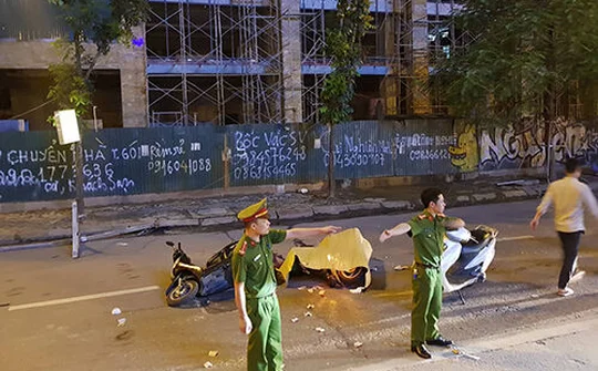 Hà Nội: Sắt rơi từ công trình trên đường Lê Văn Lương khiến 1 phụ nữ tử vong