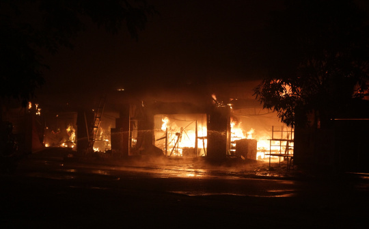 Hà Nội: Cháy dãy kiot bán hàng, gần 10 xe cứu hoả tới dập lửa