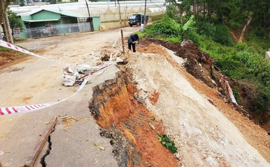 Đà Lạt: Khắc phục sạt lở trên tuyến đường đi Suối Vàng